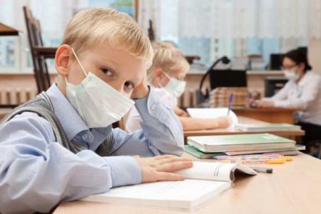 Минздрав предупредил о риске заражения коронавирусом для школьников