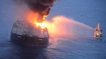 Катастрофа: военные корабли четвёртый день пытаются потушить супертанкер (ФОТО, ВИДЕО)