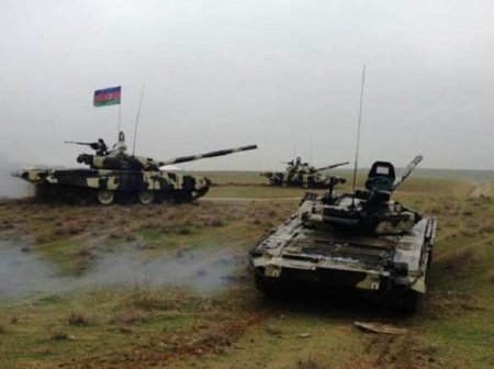 Азербайджан пошёл в наступление по всей линии фронта в Карабахе: новые кадры уничтожения танков (ВИДЕО)