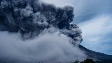 Столб пепла в 10000 метров: На Камчатке началось извержение вулкана (ВИДЕО)