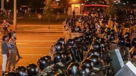 Протестующие в Минске напали на отделение милиции, силовики применили спецсредства (ВИДЕО)