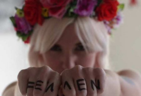 «Активистка» Femen разделась перед консульством Польши в Одессе (ФОТО 18+)