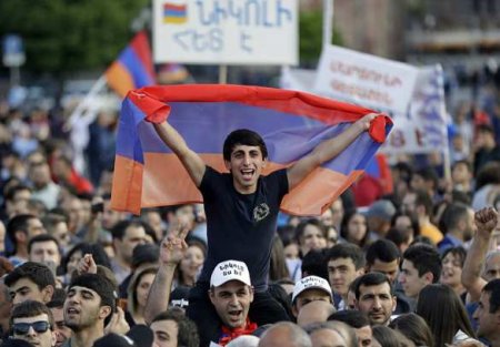 Тысячи людей в Ереване вышли «сносить» Пашиняна — ПРЯМАЯ ТРАНСЛЯЦИЯ