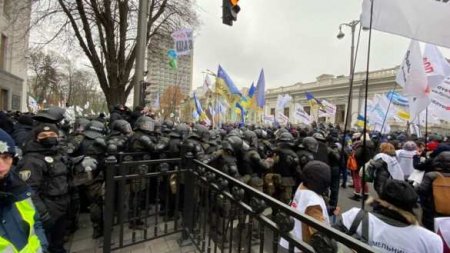 Украина: отчаявшиеся предприниматели блокируют Раду и дерутся с полицией (ФОТО, ВИДЕО)