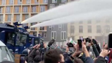 Бундестаг под многотысячные протесты и столкновения с полицией принял скандальный закон