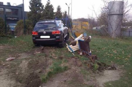 Пьяный полицейский устроил тройное ДТП и разрушил детскую площадку во Львове (ВИДЕО)