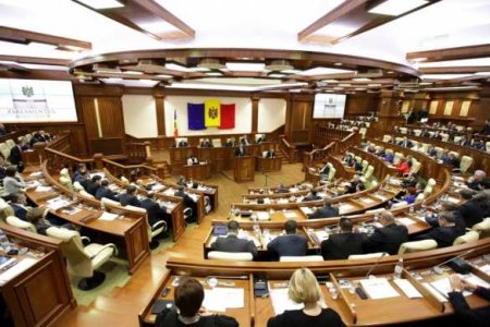 Парламент Молдавии утвердил в I чтении закон о статусе русского языка и одобрил снятие запрета на вещание российских каналов