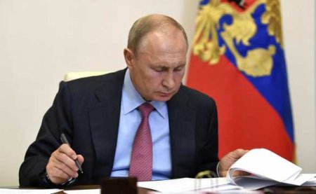 Путин подписал законы об отставке судей