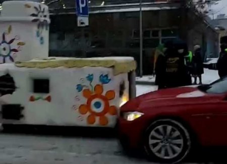Это Россия: BMW врезался в печь Емели (ВИДЕО)
