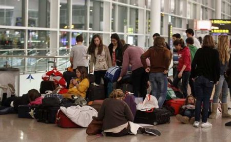 Прилетевших в Германию британцев заперли в аэропорту