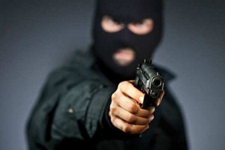 Дерзкое ограбление: в Санкт-Петербурге неизвестный с оружием обчистил кассу «Сбера» (ВИДЕО)
