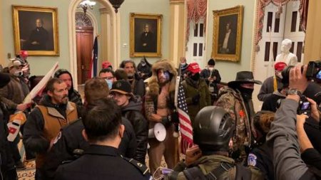Майдан в США: Сторонники Трампа ворвались в конгресс и окружили зал сената (ФОТО, ВИДЕО)