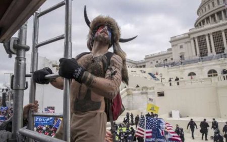 США арестовали «рогатого шамана», штурмовавшего Капитолий