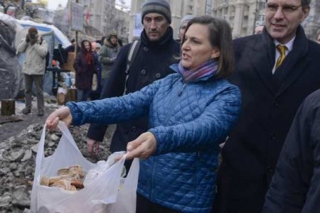 На Майдане произошла стычка из-за печенья (ВИДЕО)