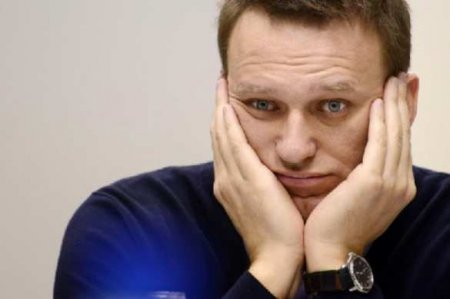 Вылет самолёта с Навальным задержан из-за буйного пассажира