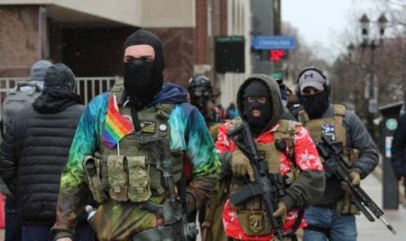 Десятки вооружённых американцев собрались у здания парламента Мичигана (ФОТО, ВИДЕО)