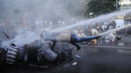 В Париже всё серьёзно — протестующих разгоняют водомётами (ВИДЕО)