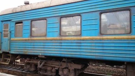 Под Днепропетровском перевернулись 8 вагонов поезда (ФОТО)