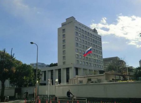 Япония: ультраправые кричат лозунги у посольства России (ФОТО)