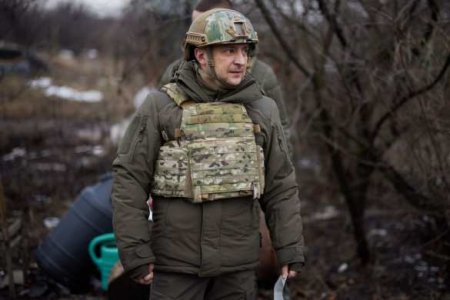 «Мама заставила надеть колготки»: В Сети смеются над фото Зеленского на Донбассе