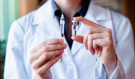 Надо ли вакцинироваться переболевшим «короной»: поясняет доктор Комаровский