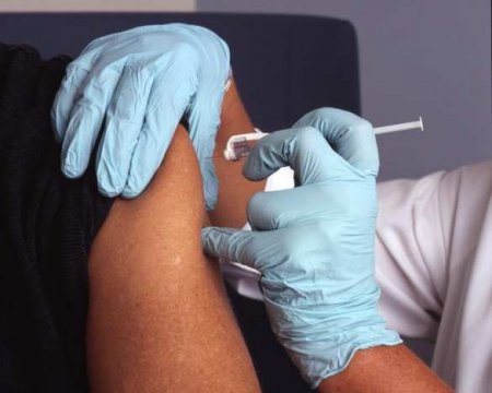 Зеленский не готов вакцинироваться в первых рядах раздобытой в Индии вакциной