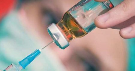 Миллиардер из Чехии притворился медиком и получил COVID-прививку