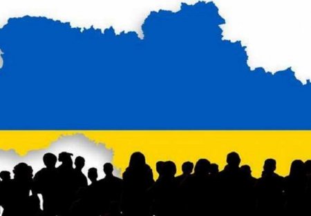 В Киеве опустили самый большой в стране украинский флаг
