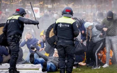 Дубинки и водомёты: В Гааге полиция жёстко разогнала протестующих против карантина (ФОТО, ВИДЕО)