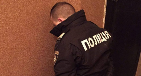 В Киеве полицейский напал на прохожего