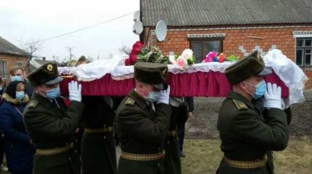 На колени: украинцы в привычной позе в грязи похоронили убийц (ФОТО)