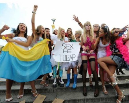 Минута славы: в Дубае арестовали голых украинок (ФОТО, ВИДЕО)