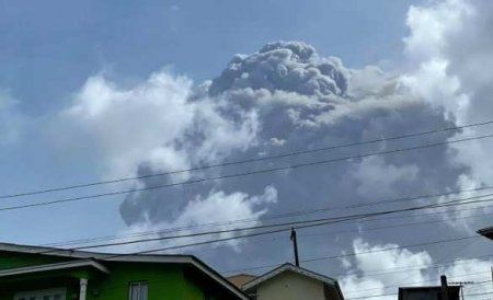 Проснулся один из древнейших вулканов, тысячи людей спешно эвакуируют (+ФОТО, ВИДЕО)