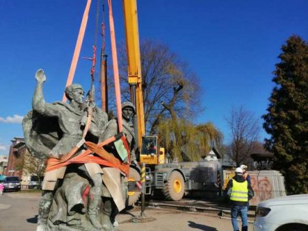 В Польше демонтировали памятник польско-советскому братству по оружию (ФОТО)