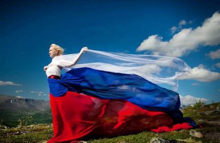 Скандал: Российский флаг убрали со стола во время чемпионата мира (ВИДЕО)