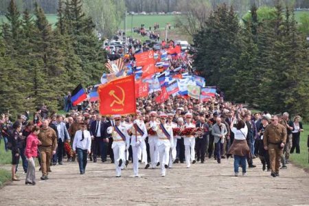 Донбасс против фашизма — тысячи людей пришли сегодня на Саур-Могилу (ФОТО, ВИДЕО)