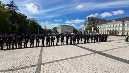 Не допустить «диктатуру психически больных левоэкстремистов»: в Киеве собрались два лагеря (ФОТО, ВИДЕО)