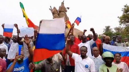 «Путин, спаси Мали!»: отчаявшиеся люди просят Россию о помощи (ВИДЕО)