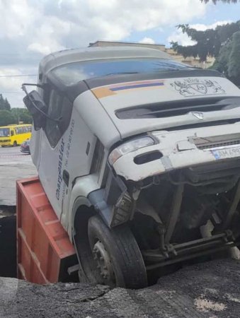 Это Украина: грузовик ушёл под землю по самую кабину в Житомире (ФОТО)