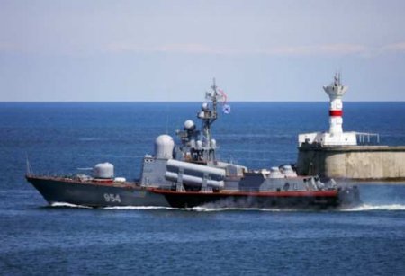 Корабль Черноморского флота вышел на помощь украинскому судну, терпящему бедствие