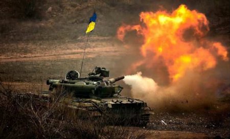 «Как в Донецке»: обстрелянные танком ВСУ украинцы показывают воронки (ВИДЕО)