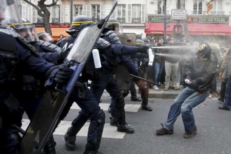 Газ, дубинки и 50 тонн лошадиного навоза: Париж протестует против вакцинации (ФОТО, ВИДЕО)