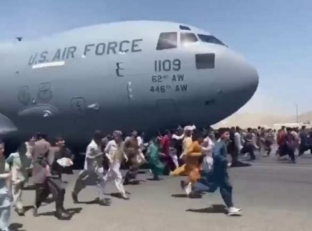 Страшные кадры из Кабула: люди цепляются за шасси самолёта и разбиваются, падая с огромной высоты (ФОТО, ВИДЕО)