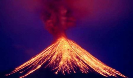 Мощное извержение вулкана началось в Японии — впечатляющие кадры (ФОТО, ВИДЕО)
