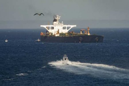 Воровство нефти и погоня: в море иранские военные отбили у ВМС США свой танкер