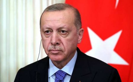 Еле ходит и едва стоит: появились доказательства болезни Эрдогана (ВИДЕО)