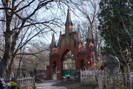 Нищета, распад и хаос: с могилы известного украинского писателя украли бронзовый бюст (ФОТО)