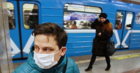 Жуткие кадры: в московском метро люди упали под поезд (ВИДЕО)
