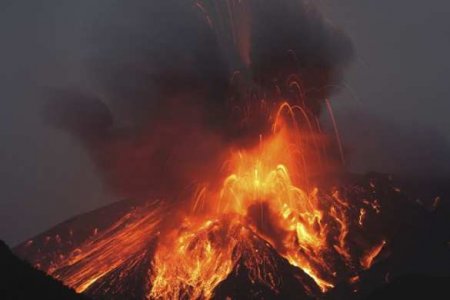 В Индонезии проснулся страшный вулкан — жители в ужасе спасаются бегством (ВИДЕО)