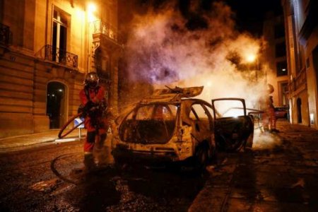 В новогоднюю ночь хулиганы сожгли сотни автомобилей во Франции